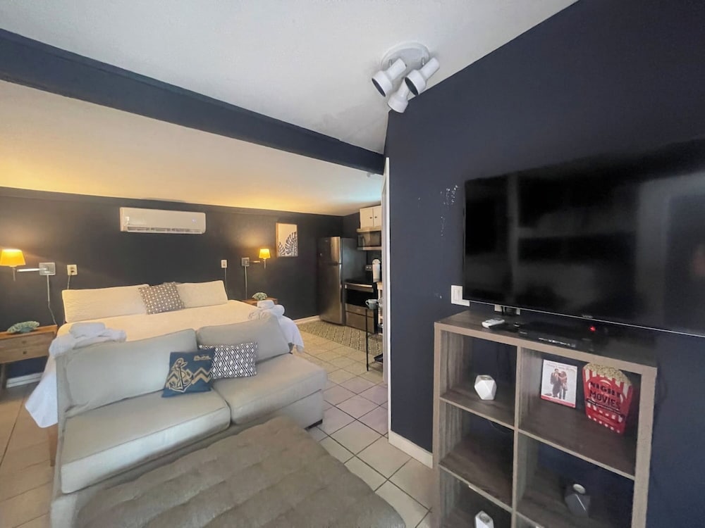 Signature Studio, 1 King Bed, Non Smoking, Pool View