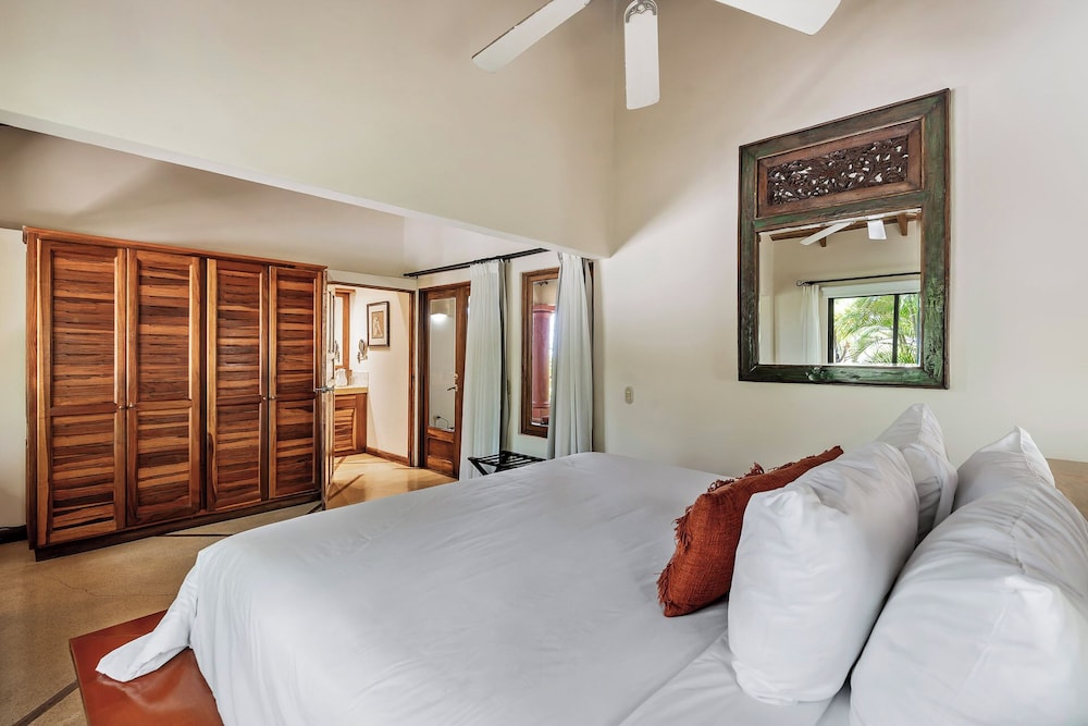Deluxe Suite, 1 King Bed, Terrace photo 2