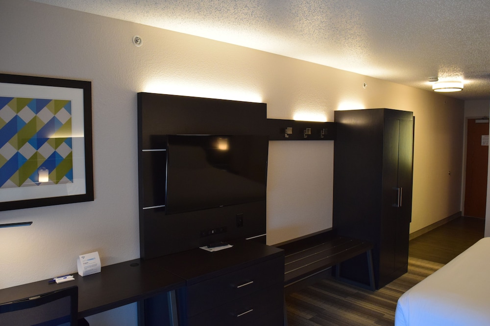 Standard Room, 1 King Bed - Photo 5