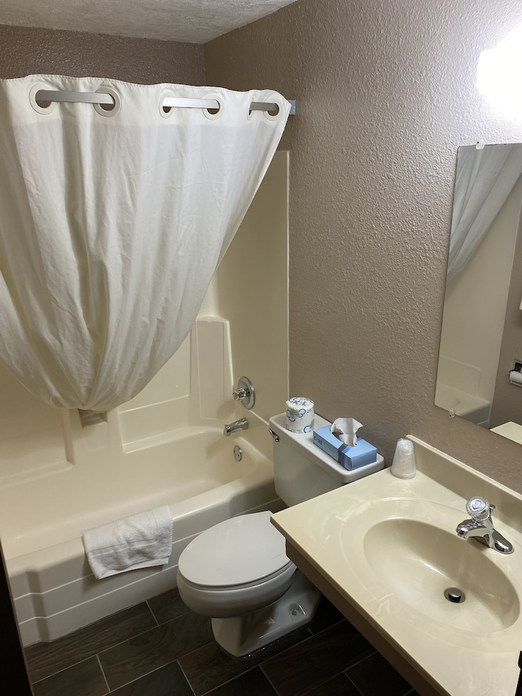 Standard Room, 2 Queen Beds, Pet Friendly, Non Smoking photo 2