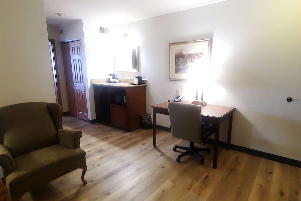 Suite, 1 King Bed, Non Smoking - Photo 6