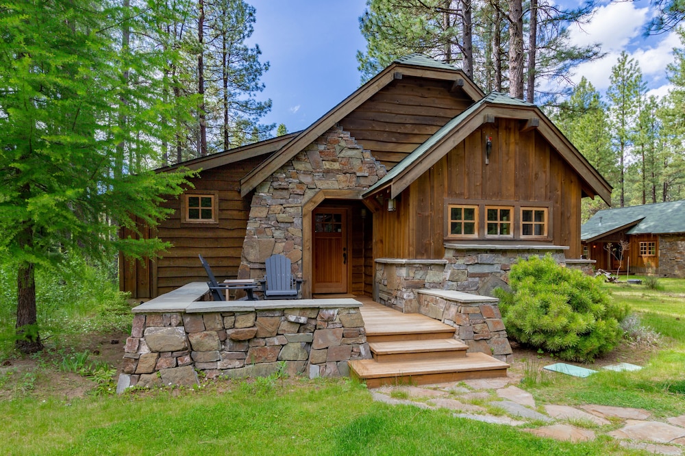 Luxury Cabin--3 bedroom/3 bath