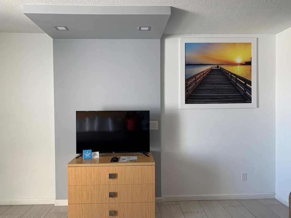 Basic Room, Multiple Beds, Ocean View - Photo 6