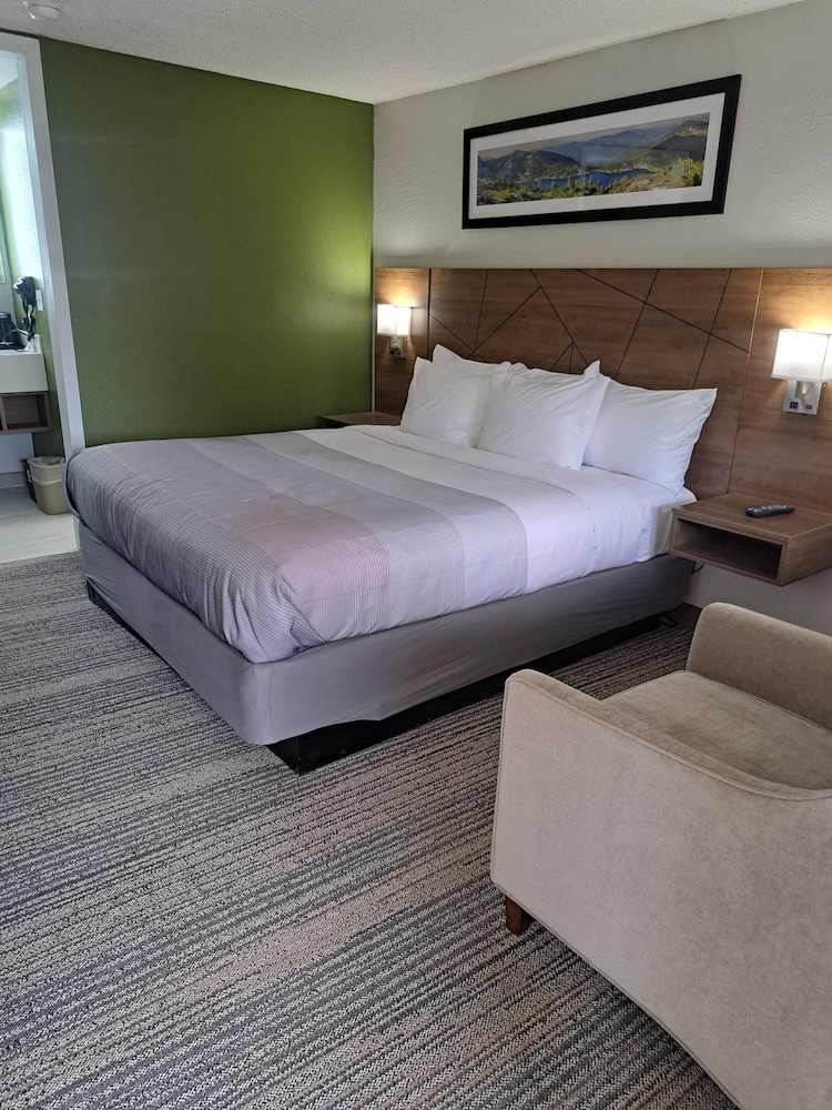 Standard Room, 1 King Bed, Non Smoking - Photo 3