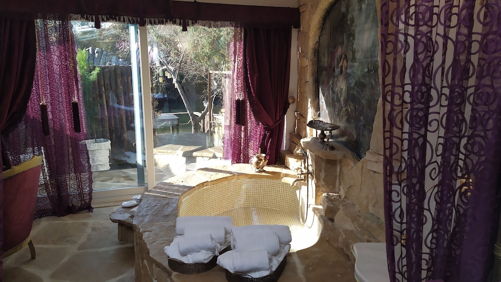 Queen Suite photo 3