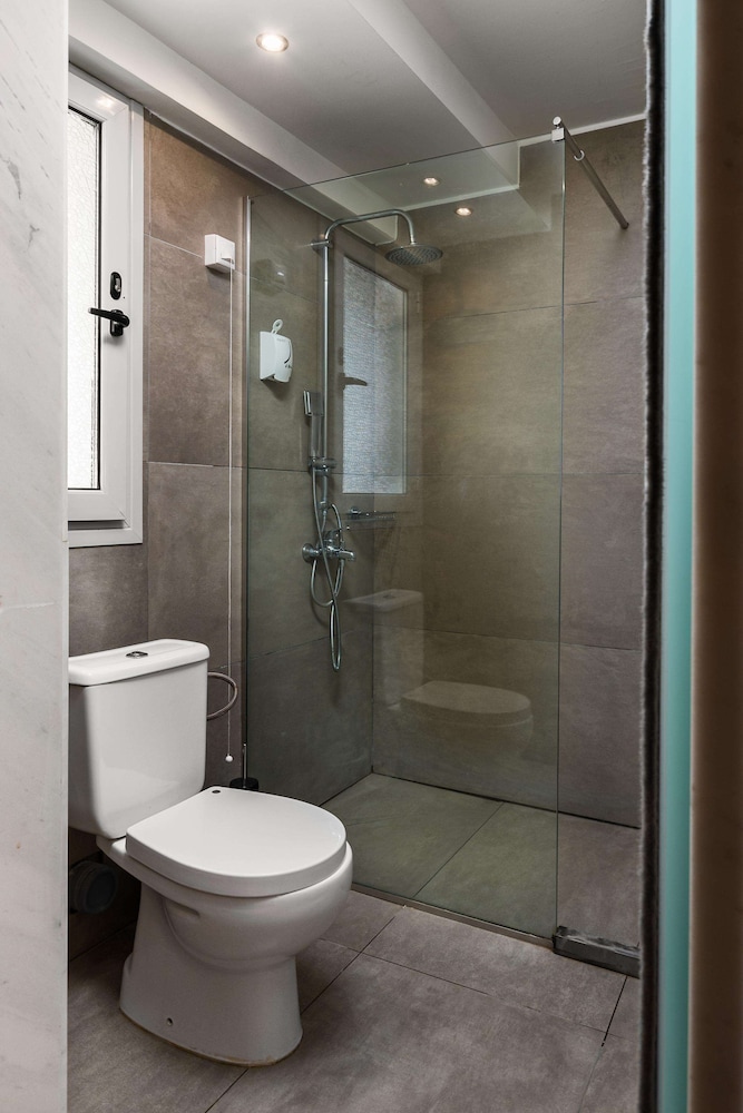Deluxe Swim-Up Room - Photo 12