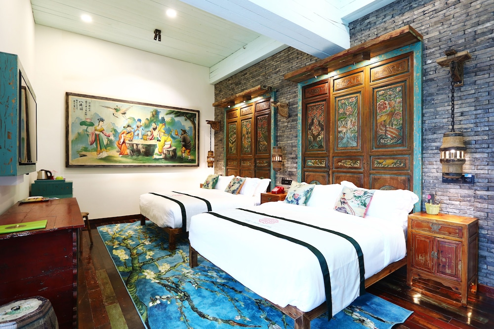 Comfy Double- Queen Room