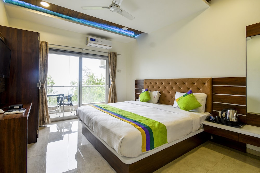 Premium Double Room, 1 King Bed photo 1