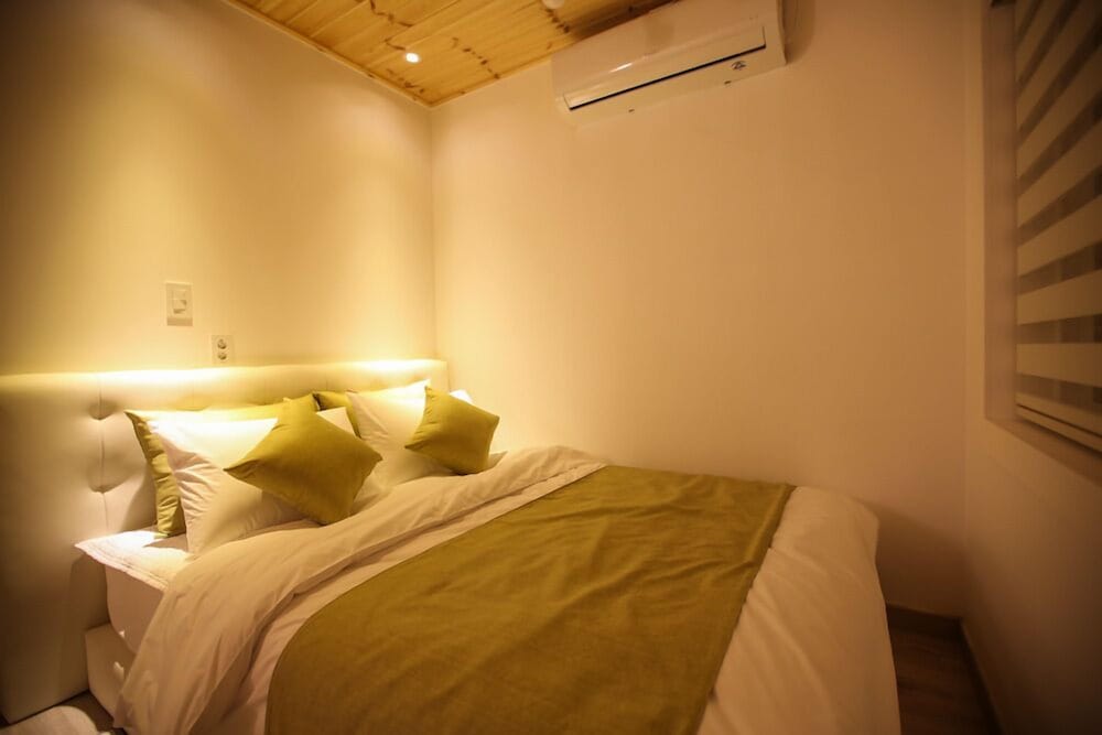 Room (Natural) - Photo 11
