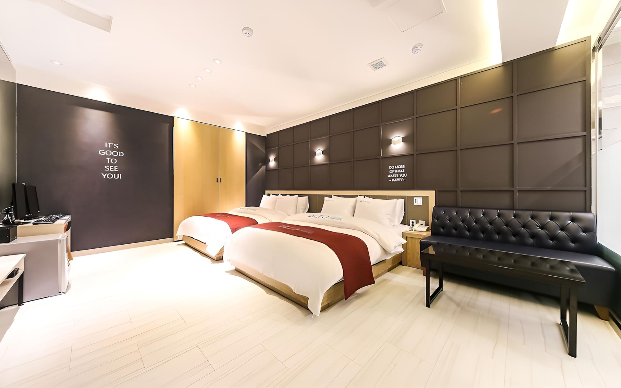 Room (Suite B (Twin with styler)) photo 1