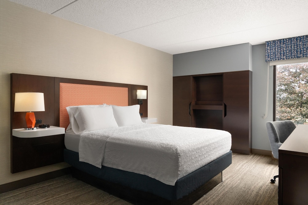 Room, 1 Queen Bed, Refrigerator & Microwave - Photo 2