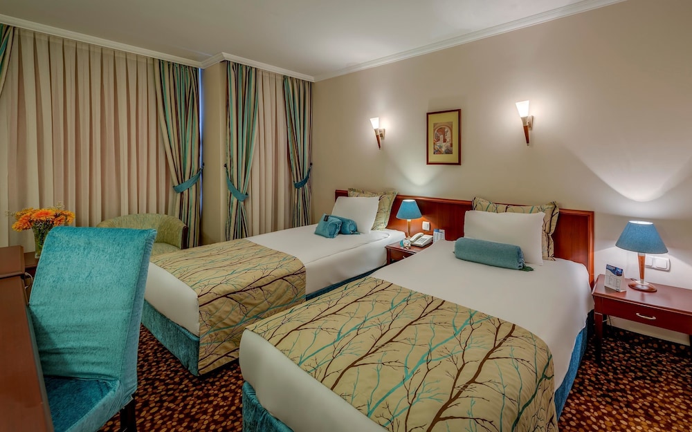 Standard Room, 3 Twin Beds, Balcony thumbnail 5