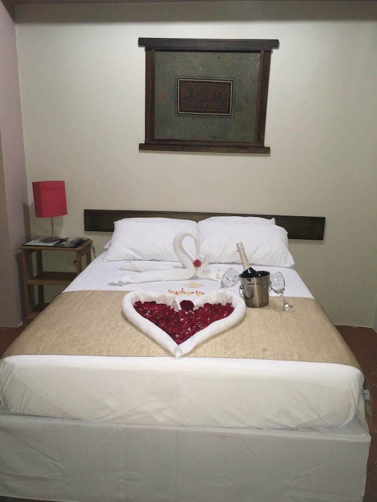 Standard Room, 1 Queen Bed photo 2