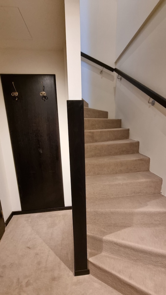 Attic room with stairs - Photo 4
