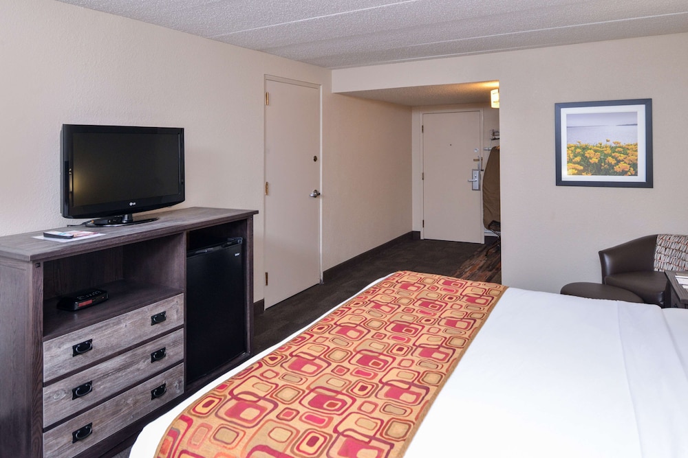 Standard Room, 1 Queen Bed, Non Smoking, Refrigerator & Microwave (Oversized Room) - Photo 2