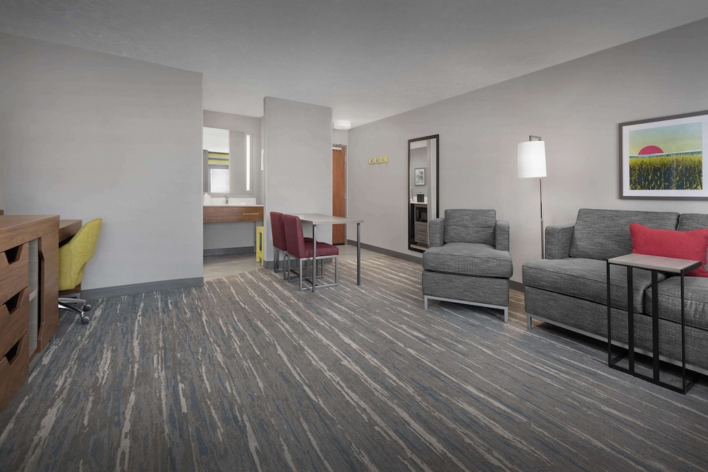 Suite, 1 King Bed, Fireplace - Photo 3