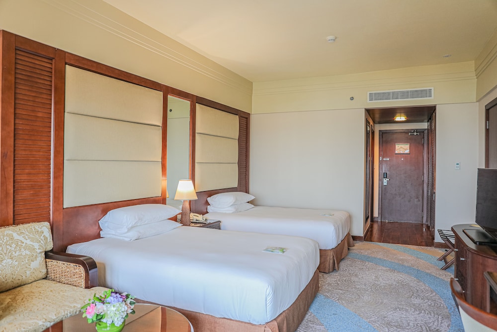 Deluxe Grand Twin Room with Sea View and Balcony photo 3