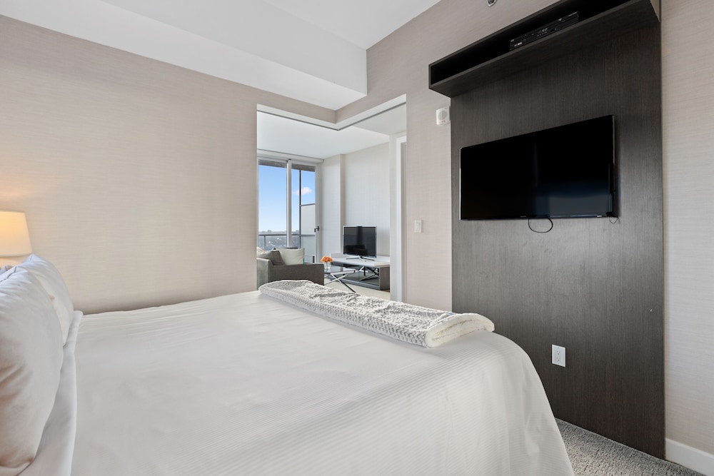 Suite, 2 Bedrooms, Pool Access photo 2