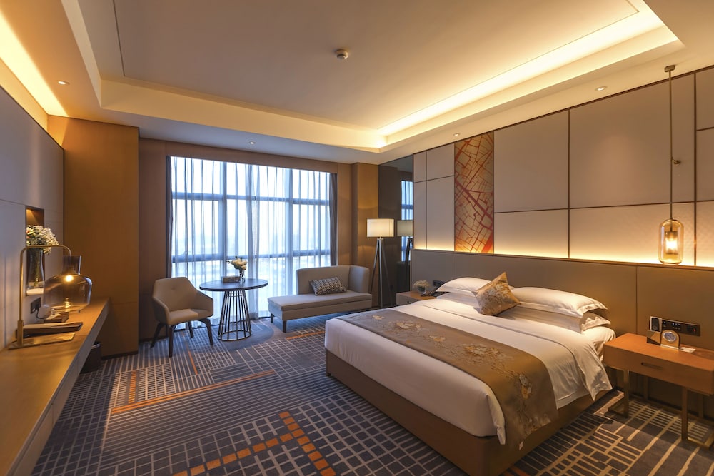 Deluxe Room, 1 King Bed photo 2