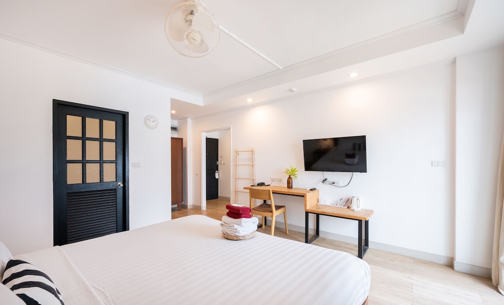 Superior Room, 1 King Bed, Refrigerator & Microwave, City View photo 2