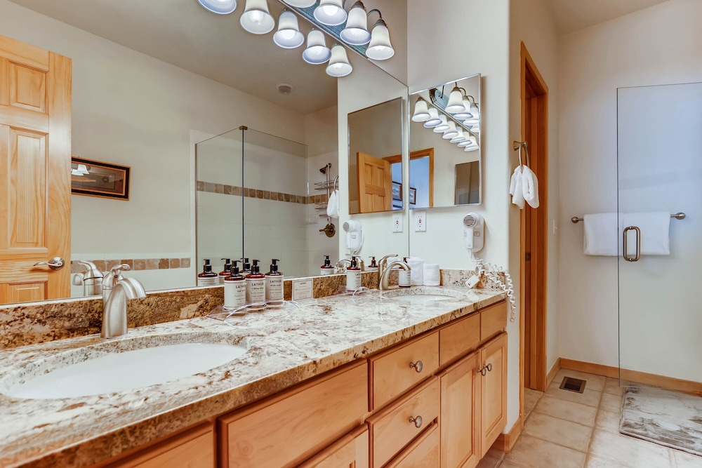 Premier Townhome, 2 Bedrooms, 2 Bathrooms (Northstar) photo 3