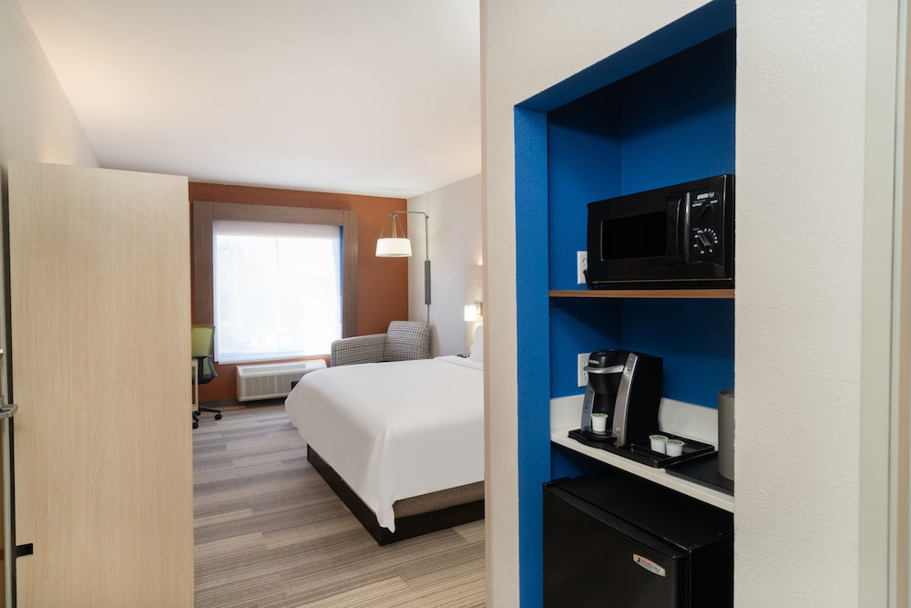 Standard Room, 1 King Bed, Accessible (Communications, Roll-In Shower) - Photo 2