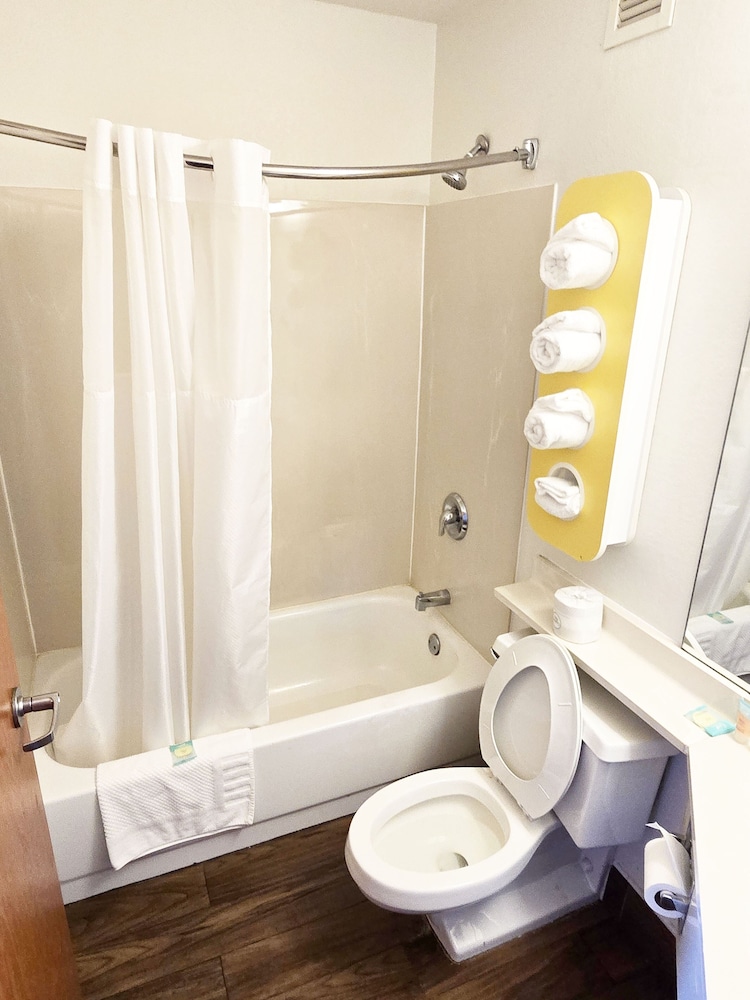 Standard Single Room, 1 King Bed, Accessible, Non Smoking - Photo 3