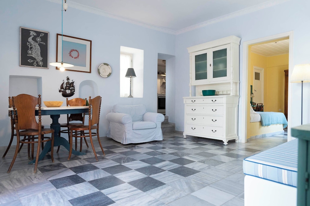 Family House, 2 Bedrooms, Sea View, Courtyard Area