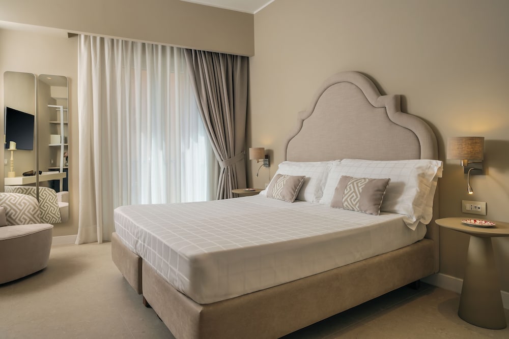 Deluxe Double Room - Photo 13