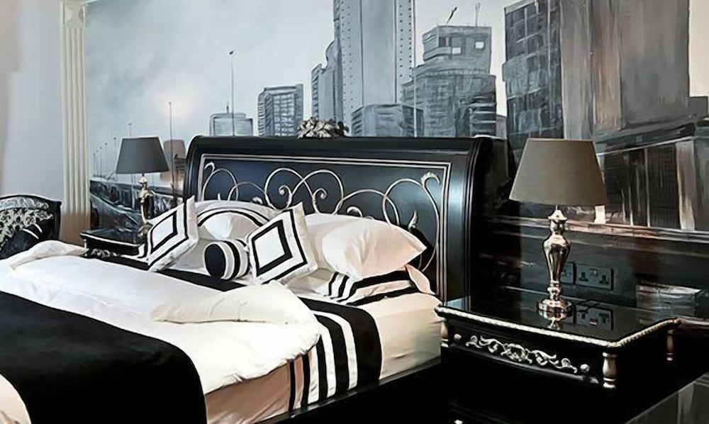 Executive Studio Suite (Mural)