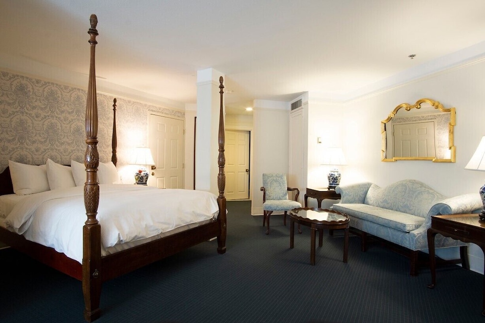 Deluxe Suite, 1 King Bed photo 1