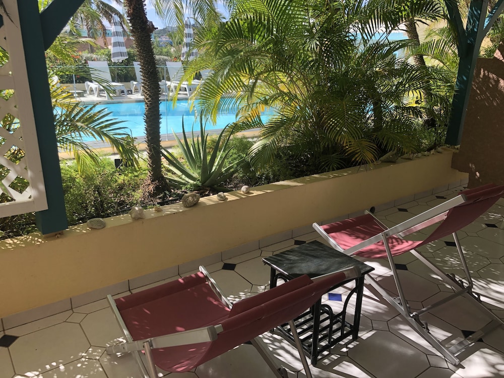 Studio, 1 King Bed, Kitchenette, Pool View photo 3