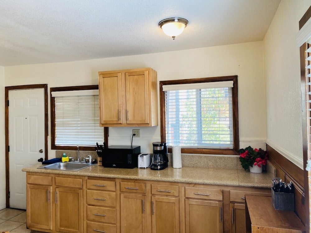 Family Cabin, 2 Bedrooms, Private Bathroom, Mountain View (011 1Q 1k 1Trundle Bed)