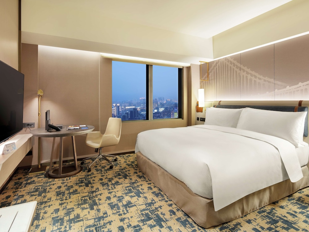 Deluxe Suite, 1 King Bed - Photo 4