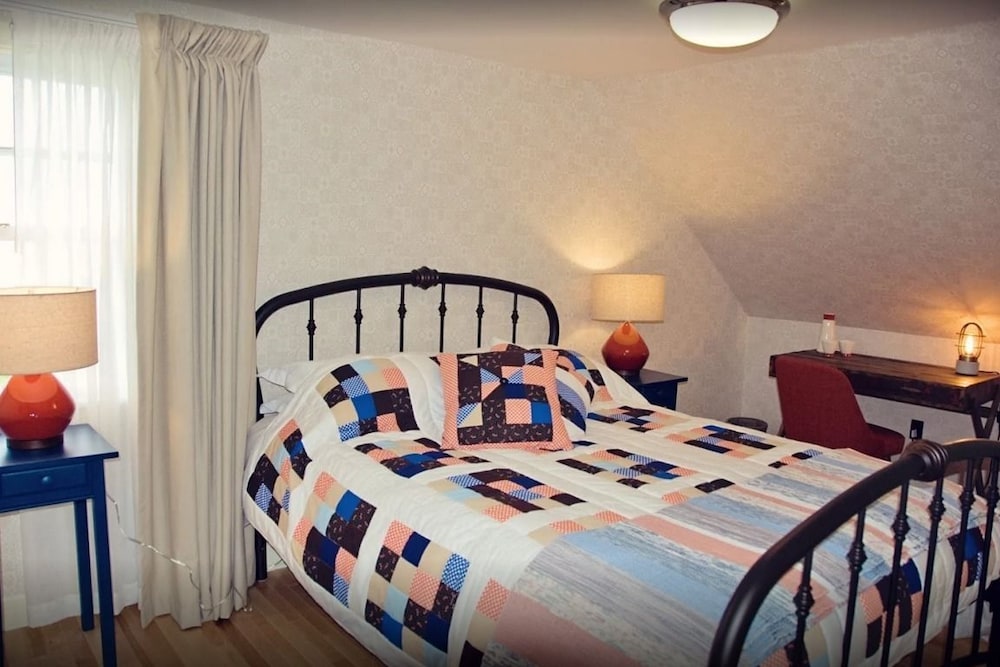 Room, 1 Queen Bed (201) photo 1
