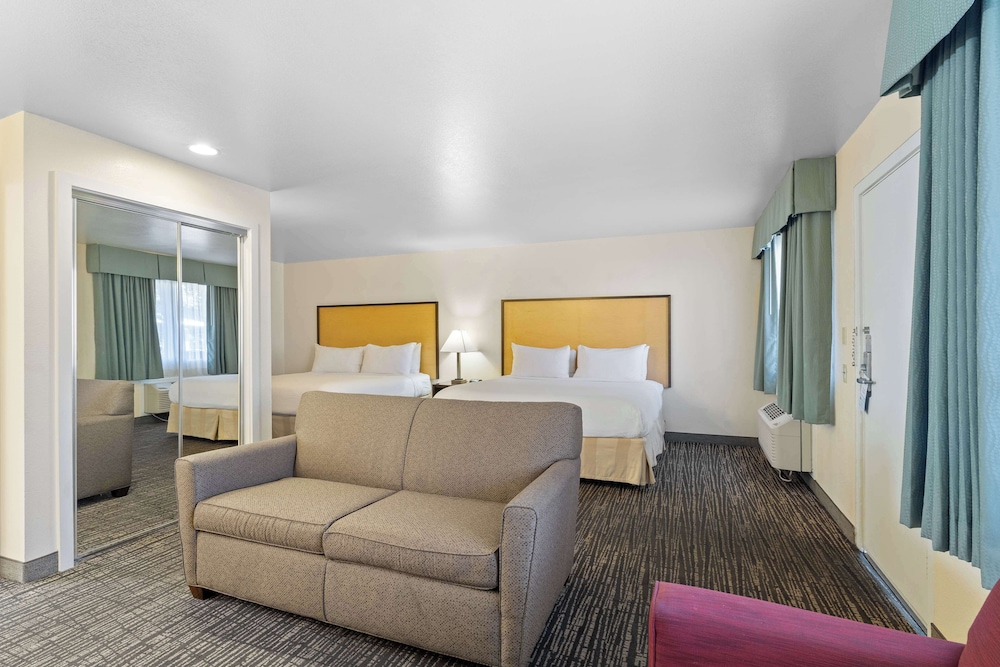 Standard Room, Multiple Beds, Accessible, Non Smoking photo 3