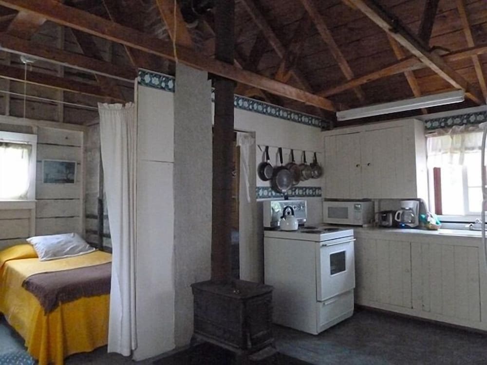 Traditional Cottage, 1 Bedroom, Kitchen, Bay View (Waterfront Cottage 1) photo 2
