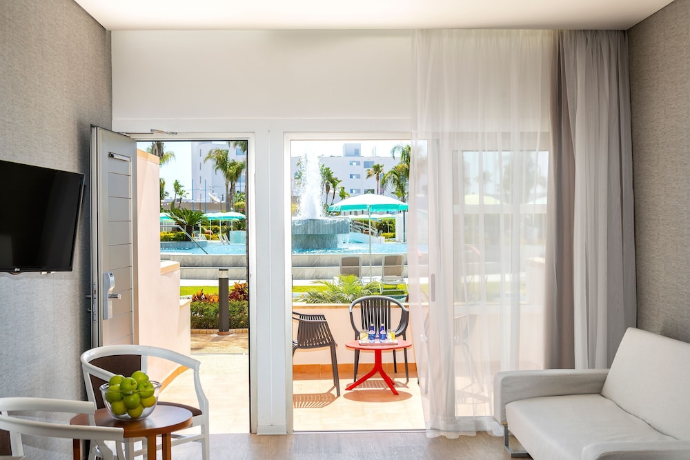 Garden Suite, Poolfront - Photo 7