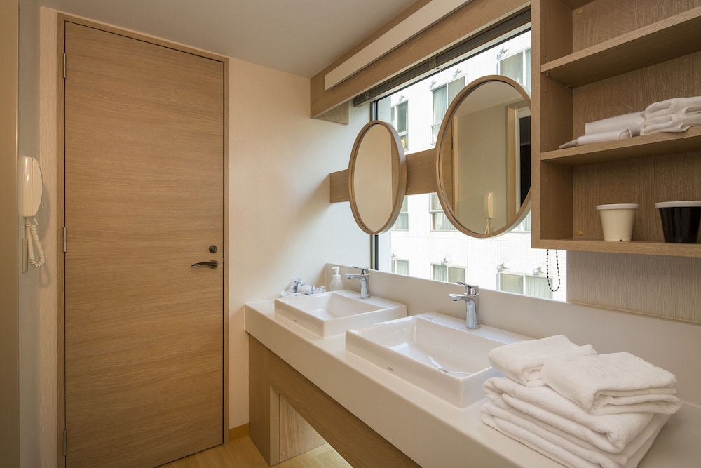 Deluxe Twin Room (Extra beds added for 3-4 adults), Non Smoking (37 sqm) - Photo 9