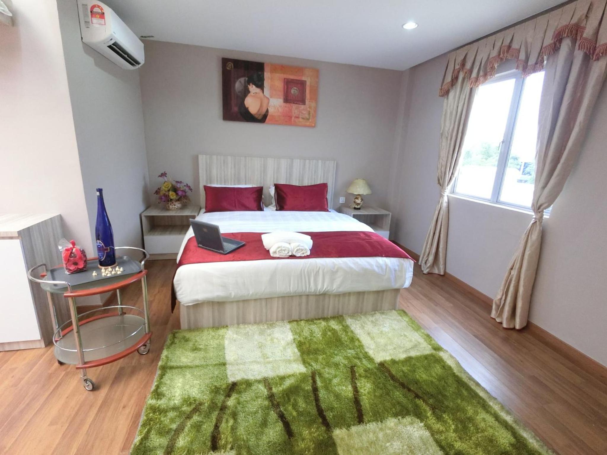 King Studio with Sofa Bed