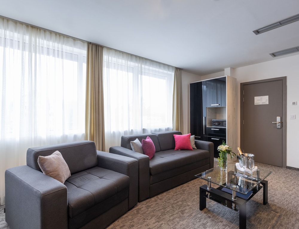 Deluxe Suite - Photo 5