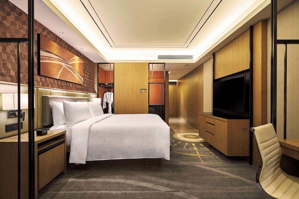 Deluxe Suite, 1 King Bed with Sofa bed photo 2