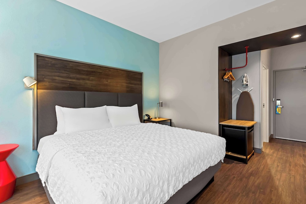 Basic Room, 1 King Bed
