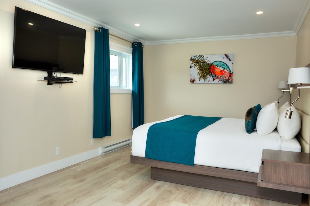Signature Suite, 1 King Bed, Fireplace, Garden Area photo 1