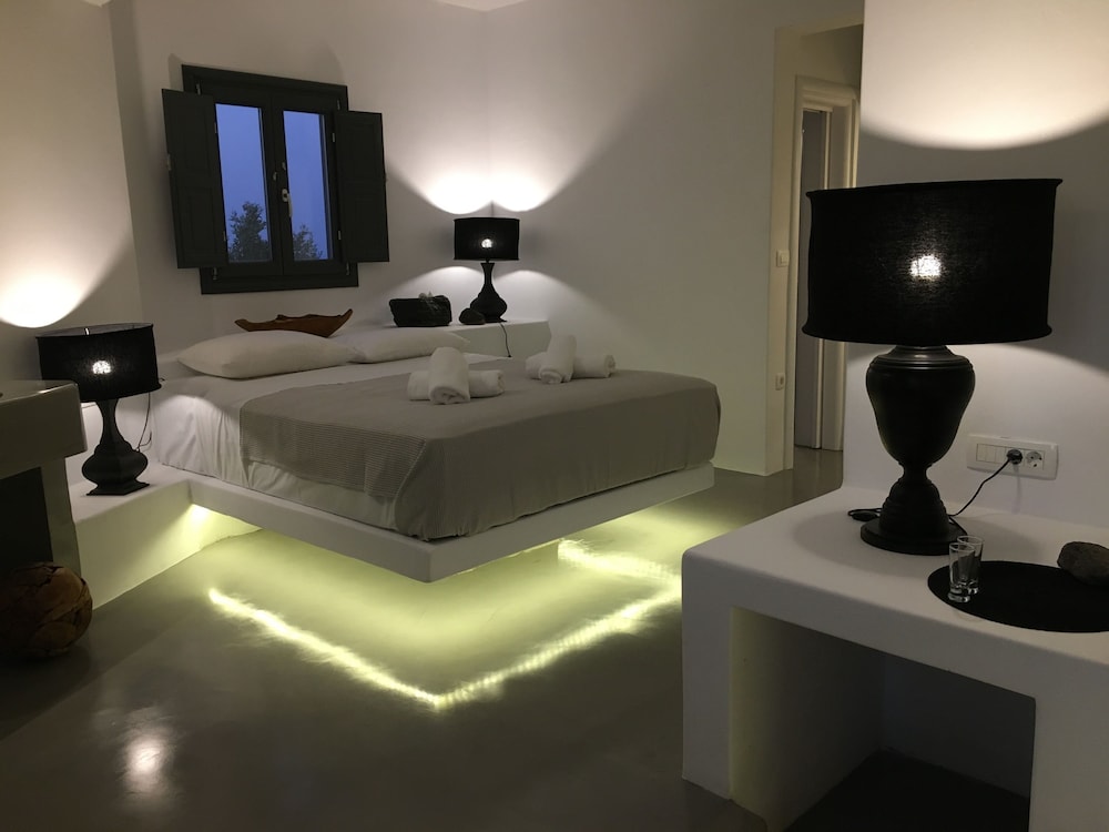 Deluxe Suite, 1 Queen Bed, Sea View, Sea Facing