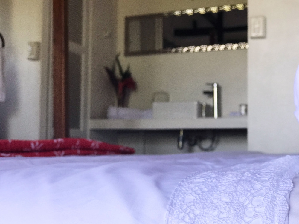Deluxe Room, 1 King Bed, Non Smoking, Pool View photo 3