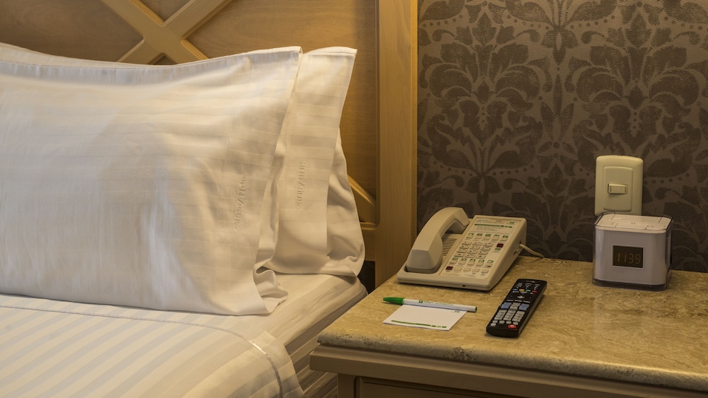 Standard Room, 1 King Bed, Accessible Bathtub - Photo 3