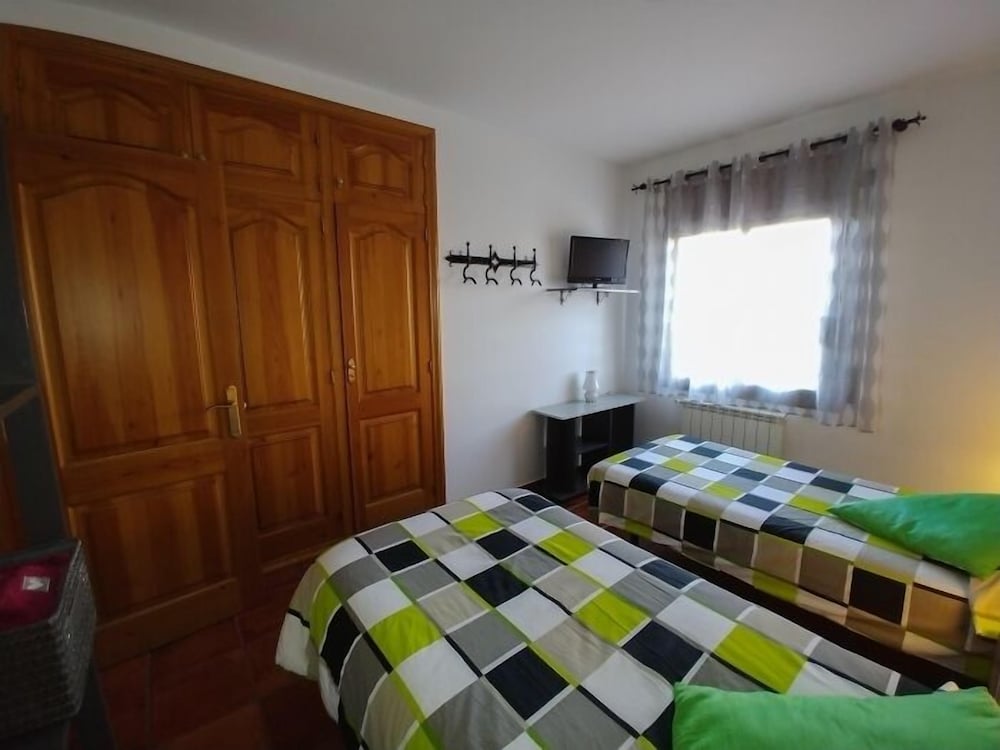 House, 2 Bedrooms photo 2
