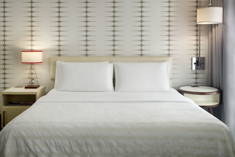 Room, 1 King Bed (Mobility Accessible, Tub) photo 3