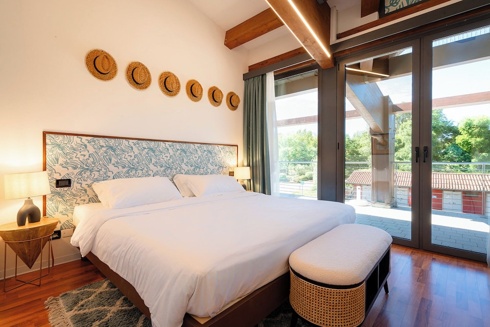 Suite, Balcony